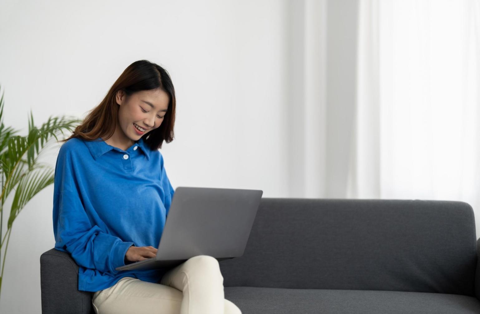 Espace de travail dédié à la modélisation 3D avec écrans et outils de création numérique