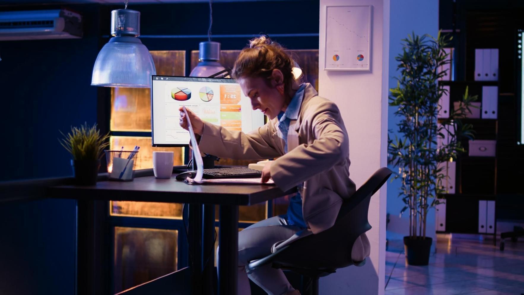 Espace de travail de modélisation 3D avec écrans et outils de création numérique