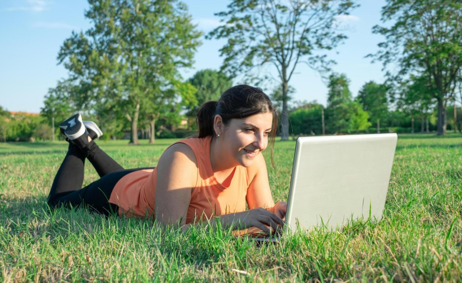 Studio de production 3D avec équipement de création numérique avancé